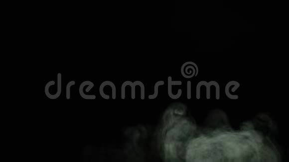 烟雾在黑色背景上蔓延库存录像浓密的白云在溪流中流淌视频的预览图