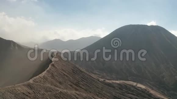 东爪哇有活火山烟的Bromo火山口边缘的影像拍摄视频的预览图