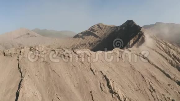 东爪哇有活火山烟的Bromo火山口边缘的影像拍摄视频的预览图