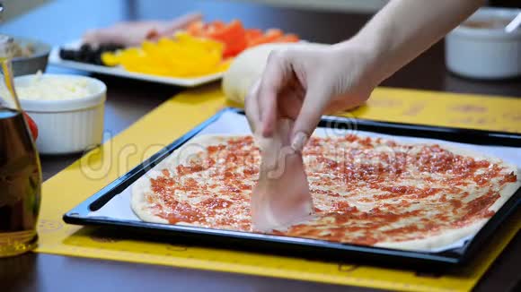 厨师在披萨面团上加肉视频的预览图