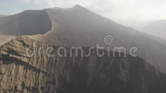 东爪哇Bromo火山口边缘的影像拍摄视频的预览图