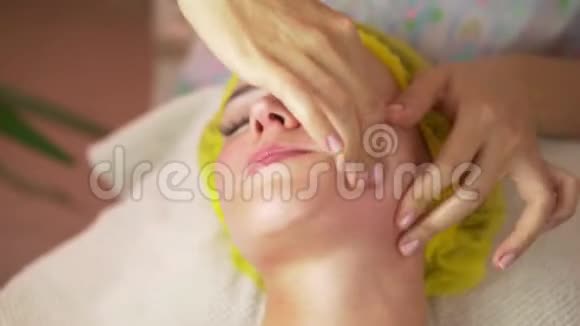 做面部按摩的女孩移除第二个下巴矫正上睑下垂视频的预览图