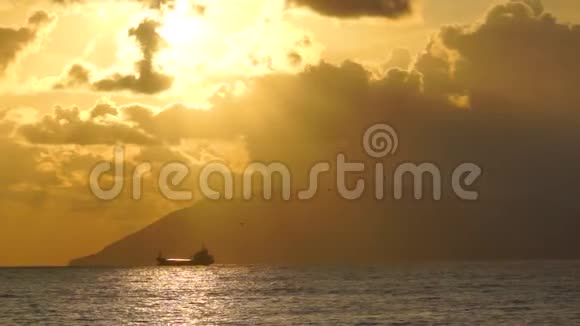 在戏剧般的夕阳下海上壮丽的景色中的船视频的预览图