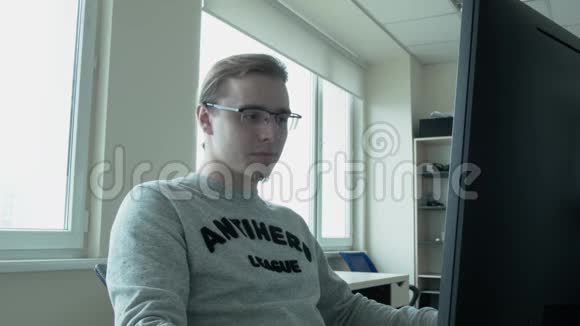 一个戴眼镜的程序员和一件灰色夹克上面写着反英雄的字样视频的预览图