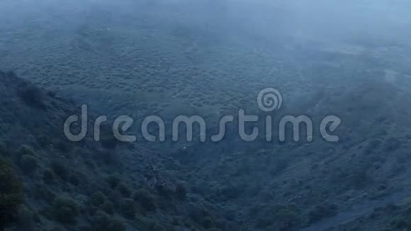 寒冷潮湿的山区天气浓雾笼罩的山丘冒险探险视频的预览图