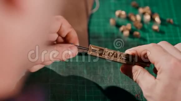 手工制作皮夹的过程工匠在标志上盖章侧视图为宏手工制作视频的预览图