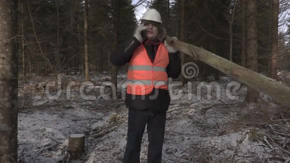 打电话的人跟伐木工人聊天视频的预览图