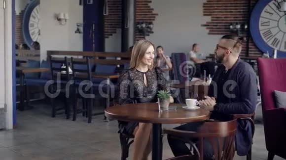 服务员送订单女服务员为坐在咖啡馆里的年轻夫妇点餐视频的预览图