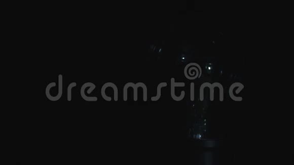 灯泡灯在黑暗中点亮视频的预览图