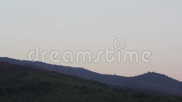 日落时的山和燕子视频的预览图