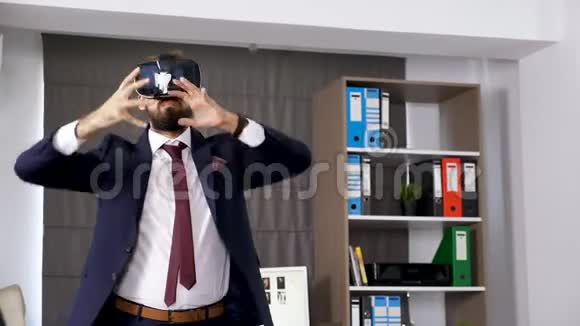 用VR耳机探索虚拟现实视频的预览图