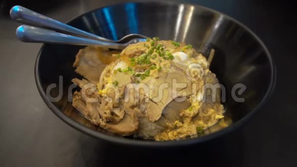 用热炒饭煎蛋卷和桌上的猪肉把厨房碗收起来泰国菜视频的预览图
