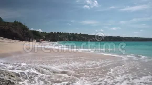 梦幻岛度假海滩的海景泡沫般的海浪冲刷着沙滩视频的预览图