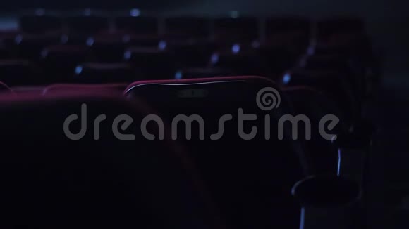 空的红色电影院或剧院座位视频的预览图