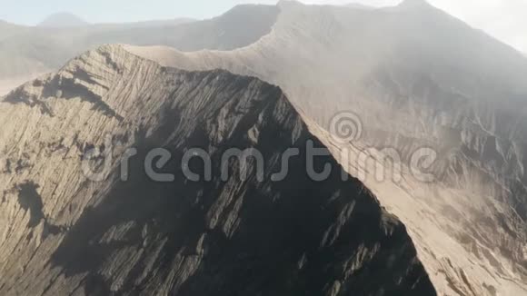 东爪哇Bromo火山口边缘的影像拍摄视频的预览图