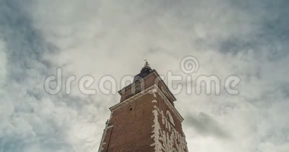 旧市政厅大楼带钟背景云时间推移视频的预览图