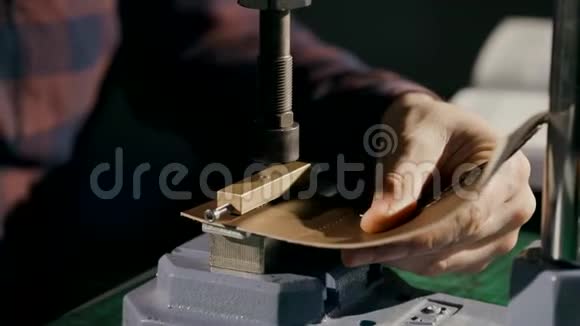 手工制作皮夹的过程工匠在标志上盖章侧视图为宏手工制作视频的预览图