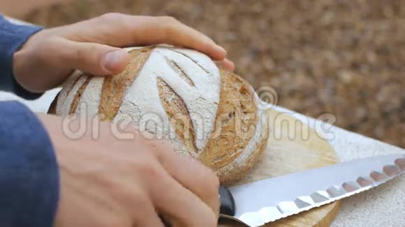 男人手切一条面包视频的预览图
