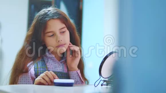 时髦的小姐梳头照镜子一个西班牙裔深肤色的小女孩看上去很羡慕自己视频的预览图