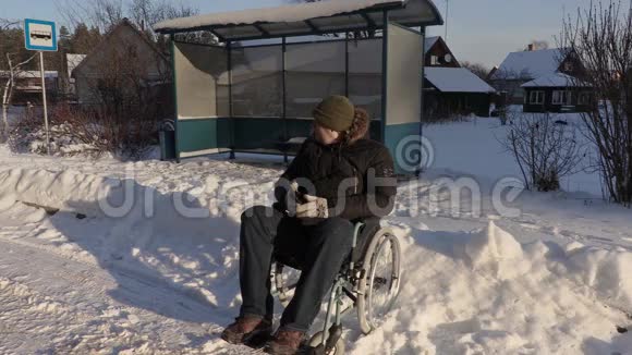 坐轮椅的残疾工人希望乘坐公共汽车视频的预览图