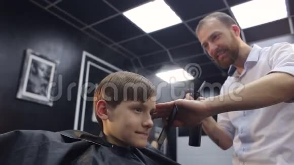 理发师把水溅到男孩的头上视频的预览图