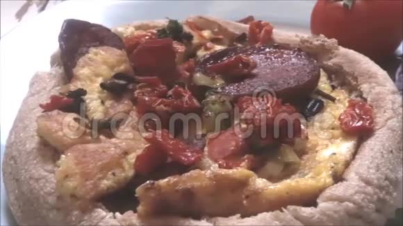 家用意大利辣香肠和沙拉皮诺和番茄做披萨视频的预览图