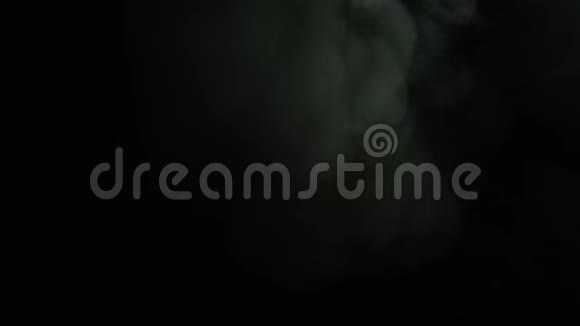 黑色背景下滚滚浓烟库存录像白色烟云的细流散布在孤立的黑色视频的预览图