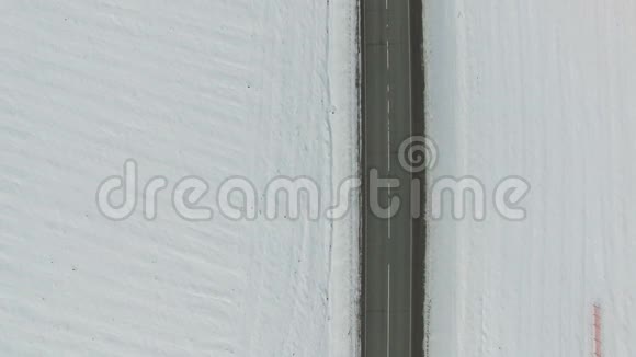 道路在积雪的冬天有汽车和卡车空中垂直静态射击视频的预览图