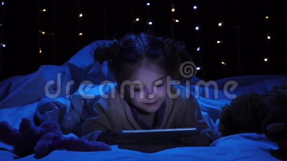 孩子躺在床上拿着笔记本电脑看卡通博克背景视频的预览图
