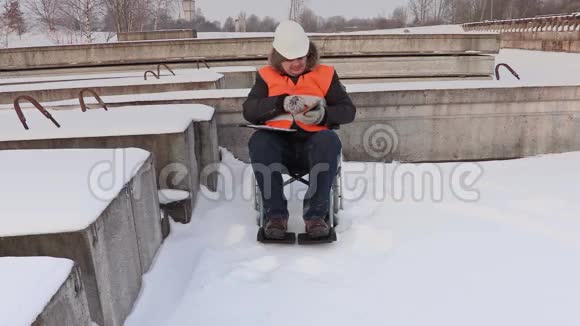 轮椅残疾人使用平板电脑视频的预览图