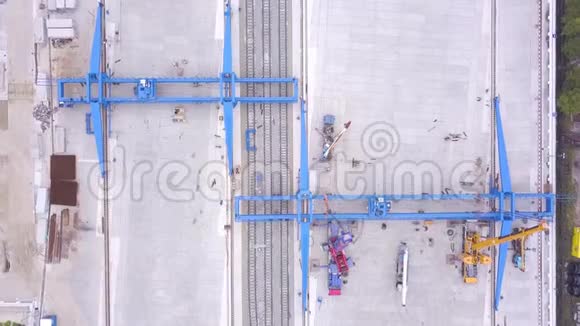 集装箱的俯视图剪辑龙门吊的俯视图大型物流运输公司视频的预览图