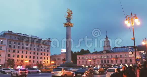 格鲁吉亚第比利斯自由纪念碑在自由广场描绘圣乔治屠龙和第比利斯市政厅视频的预览图