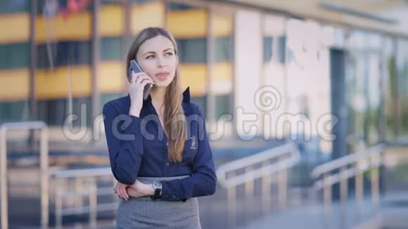 商务中心院内的商务女性一个女人在休息时打电话一个年轻女孩视频的预览图