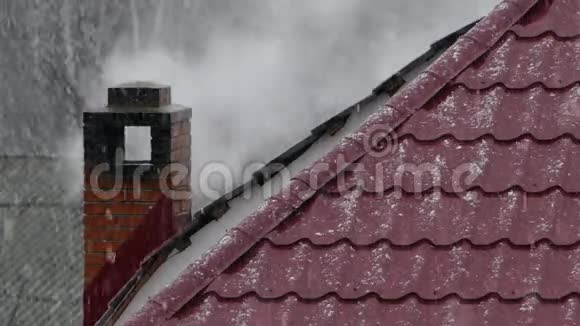 屋顶上的烟囱冒烟房子里都是雪下雪了冬季采暖季视频的预览图