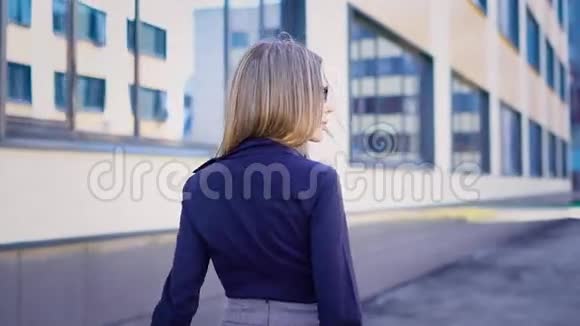 街道商业中心大楼一个年轻的工人急急忙忙地去工作那个女人穿着一件连衣裙视频的预览图