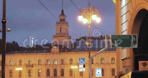 格鲁吉亚第比利斯自由纪念碑在自由广场描绘圣乔治屠龙和第比利斯市政厅视频的预览图