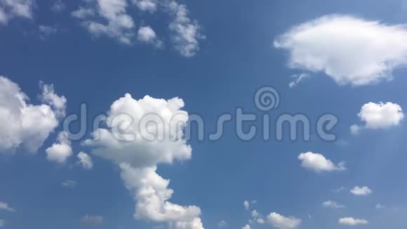 白云在蓝天上的烈日下消失了延时运动云蓝天背景天气自然蓝天视频的预览图