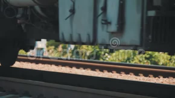 火车的车轮通过铁路瓦贡人在铁轨上移动视频的预览图