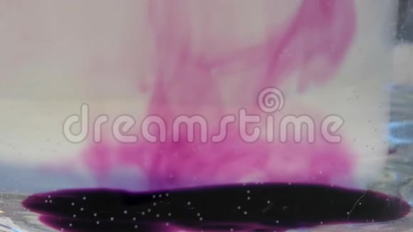 高锰酸钾的紫色晶体溶于水的漩涡中视频的预览图