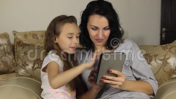 女儿教妈妈玩平板电脑上的游戏视频的预览图