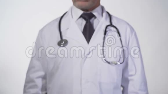 医生手中黑板上写的症状疾病意识信息视频的预览图