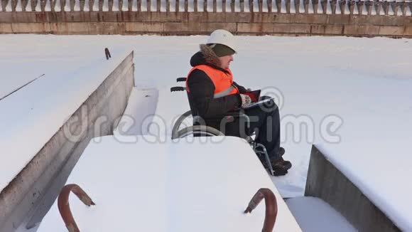 轮椅上的残疾人显示拇指视频的预览图