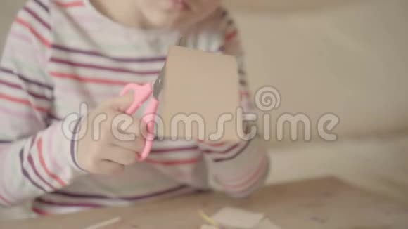 剪纸的女孩视频的预览图