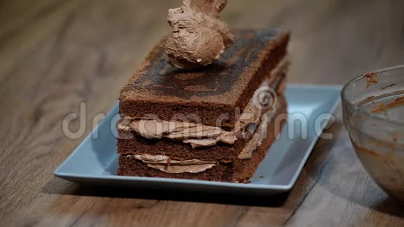 面包师用铲子做巧克力蛋糕视频的预览图