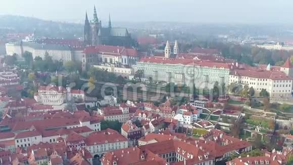 布拉格城堡的鸟瞰图从无人机可以看到布拉格城堡的全景视频的预览图