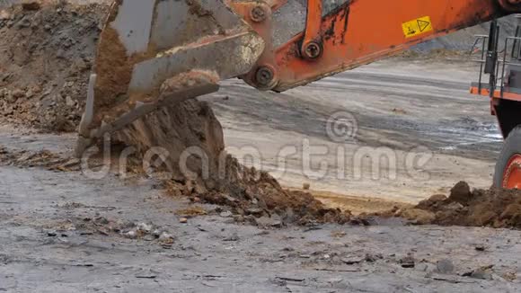 挖掘机正在近距离挖土挖掘机斗耙粘性土露天采矿慢动作4k60fps视频的预览图