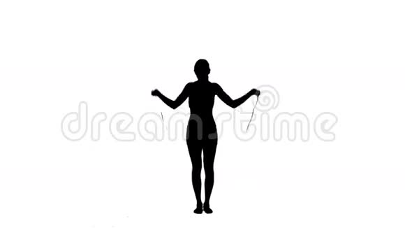 剪影活跃的女人用跳绳视频的预览图