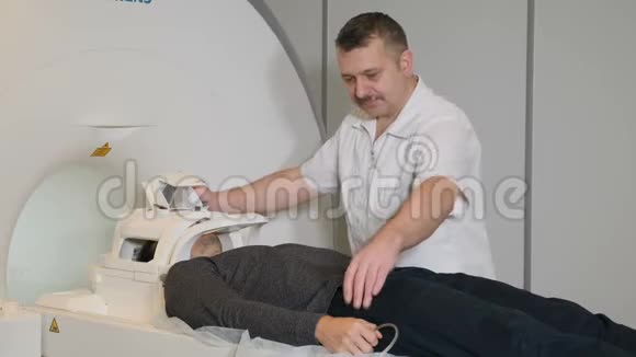 计算机断层扫描的概念健康观念现代磁共振成像扫描仪对男性进行扫描视频的预览图