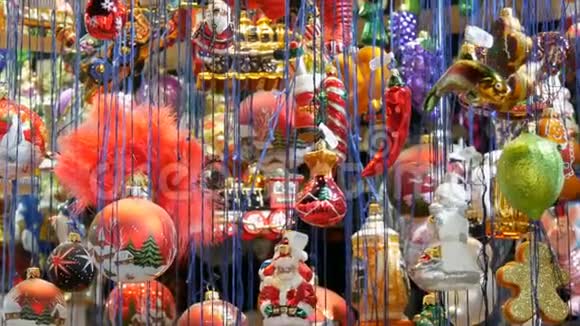 各种漂亮的圣诞球和玩具来装饰市场柜台上的圣诞杉木视频的预览图