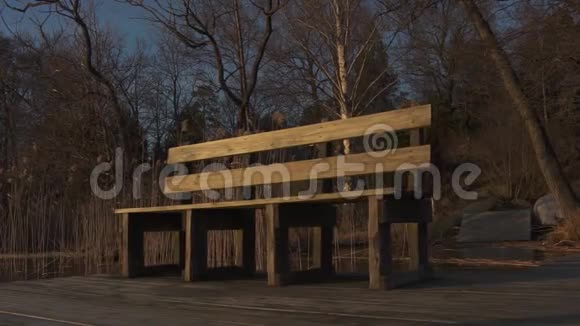 日落时分在水边的木甲板上放着空凳视频的预览图